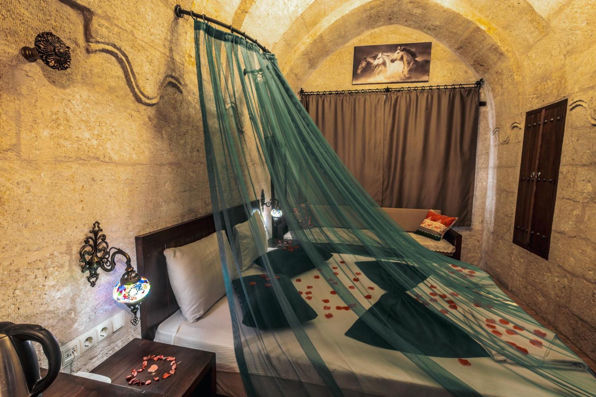 Tafana Cave & Stone Lodge Юргюп Екстериор снимка