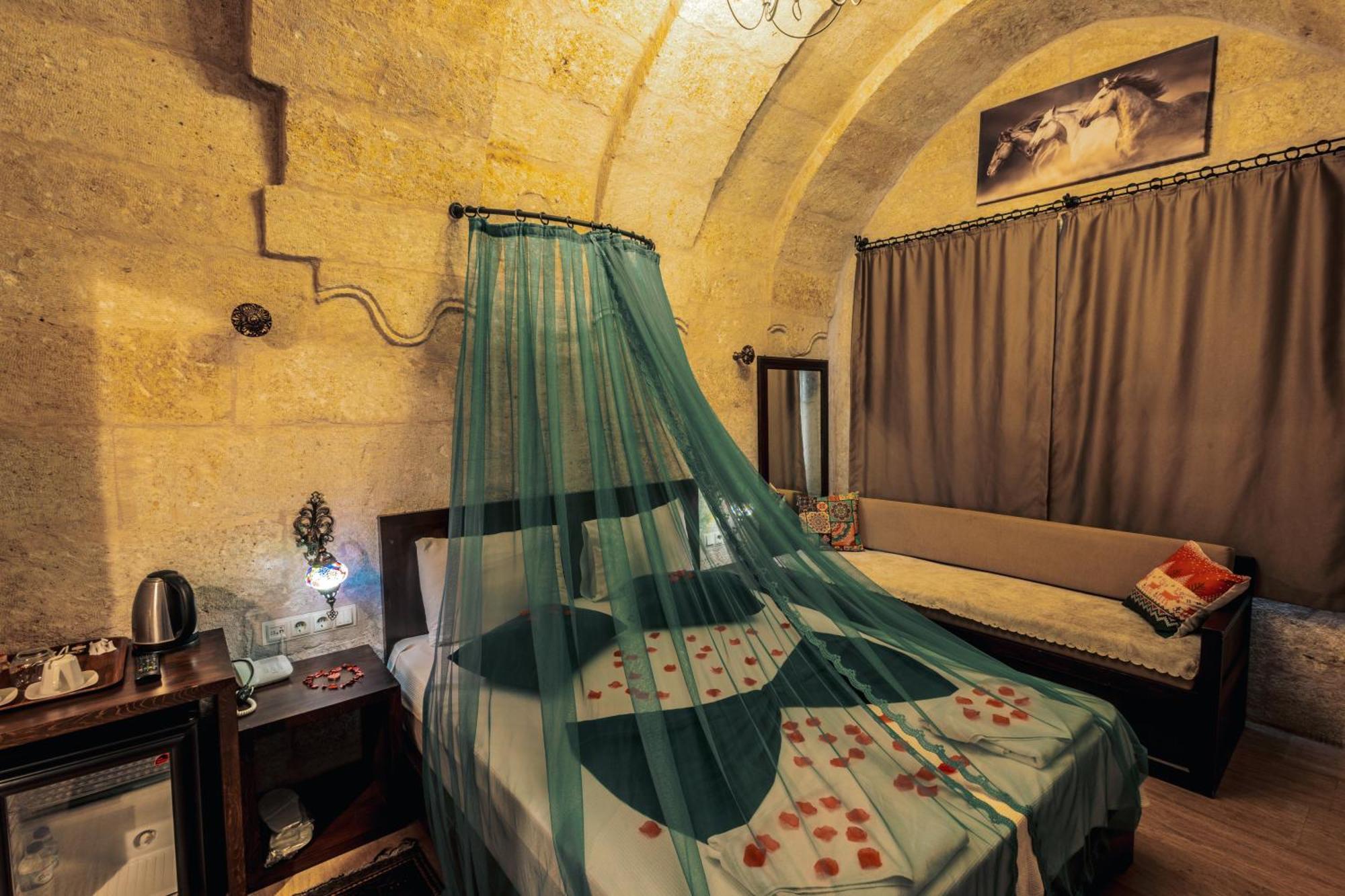 Tafana Cave & Stone Lodge Юргюп Екстериор снимка