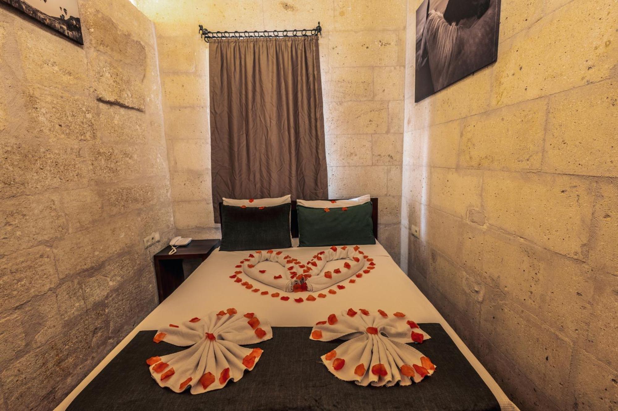Tafana Cave & Stone Lodge Юргюп Екстериор снимка