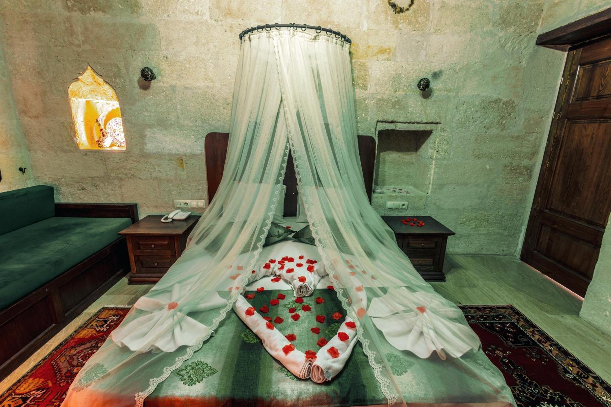 Tafana Cave & Stone Lodge Юргюп Екстериор снимка