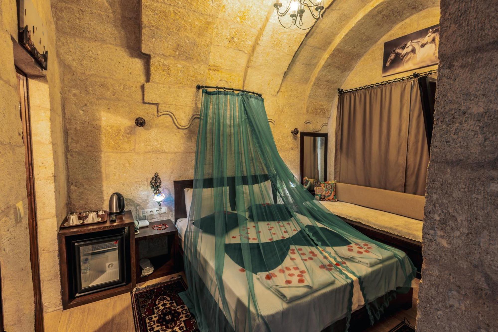 Tafana Cave & Stone Lodge Юргюп Екстериор снимка