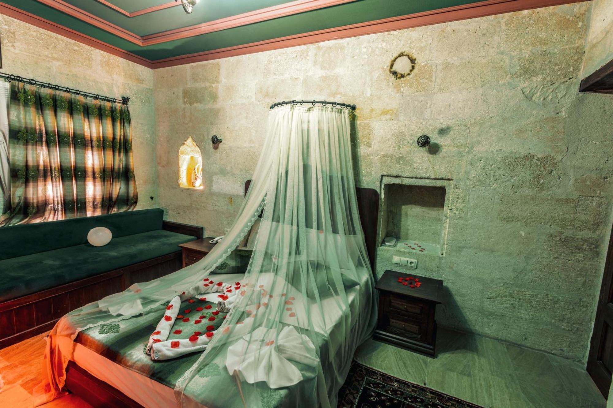 Tafana Cave & Stone Lodge Юргюп Екстериор снимка