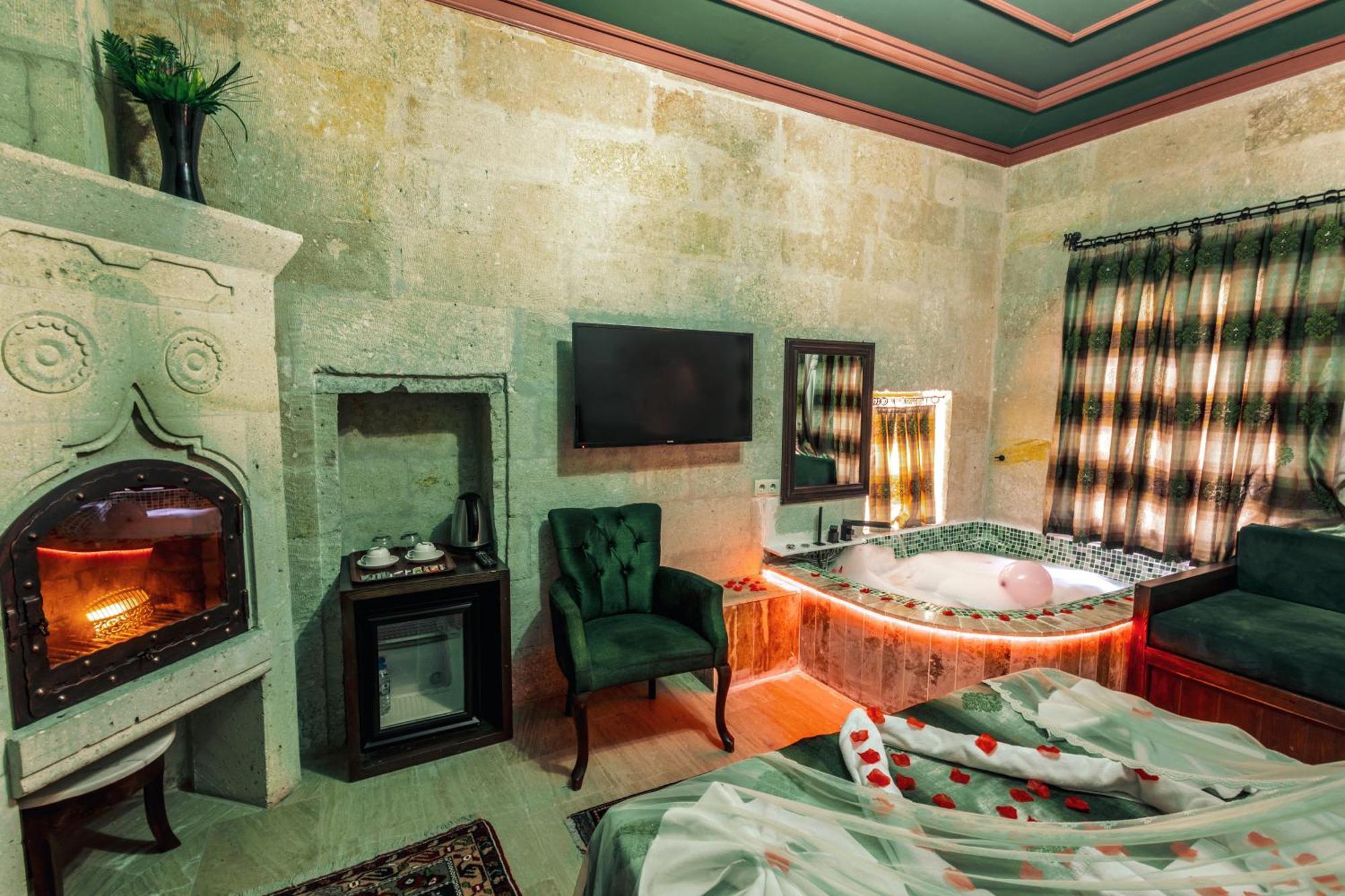 Tafana Cave & Stone Lodge Юргюп Екстериор снимка