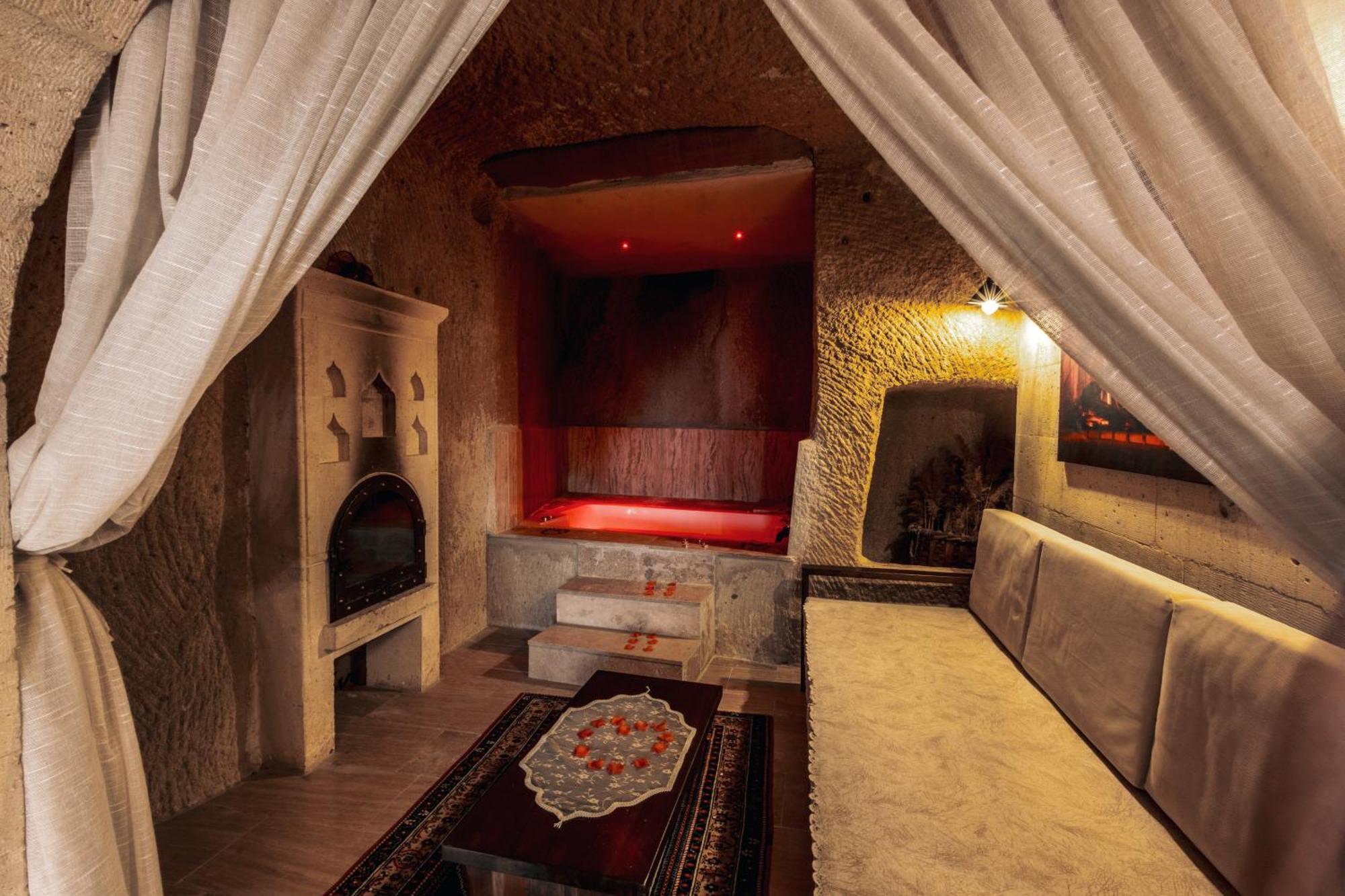 Tafana Cave & Stone Lodge Юргюп Екстериор снимка