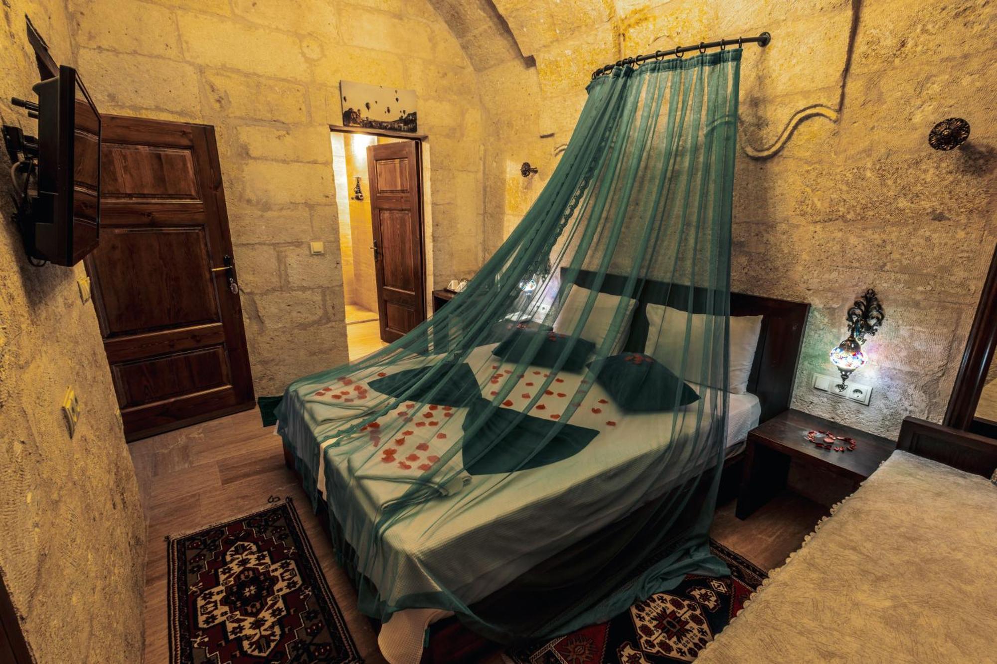 Tafana Cave & Stone Lodge Юргюп Екстериор снимка