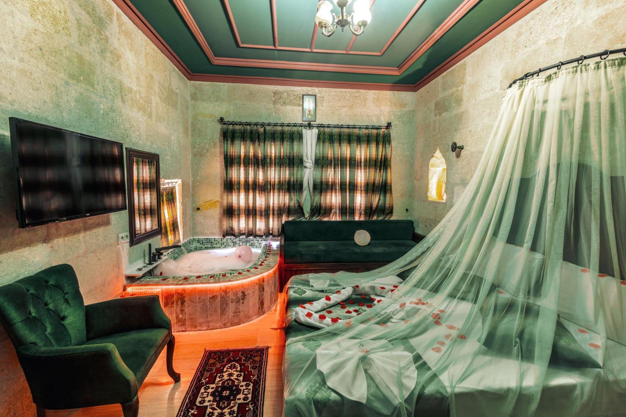 Tafana Cave & Stone Lodge Юргюп Екстериор снимка