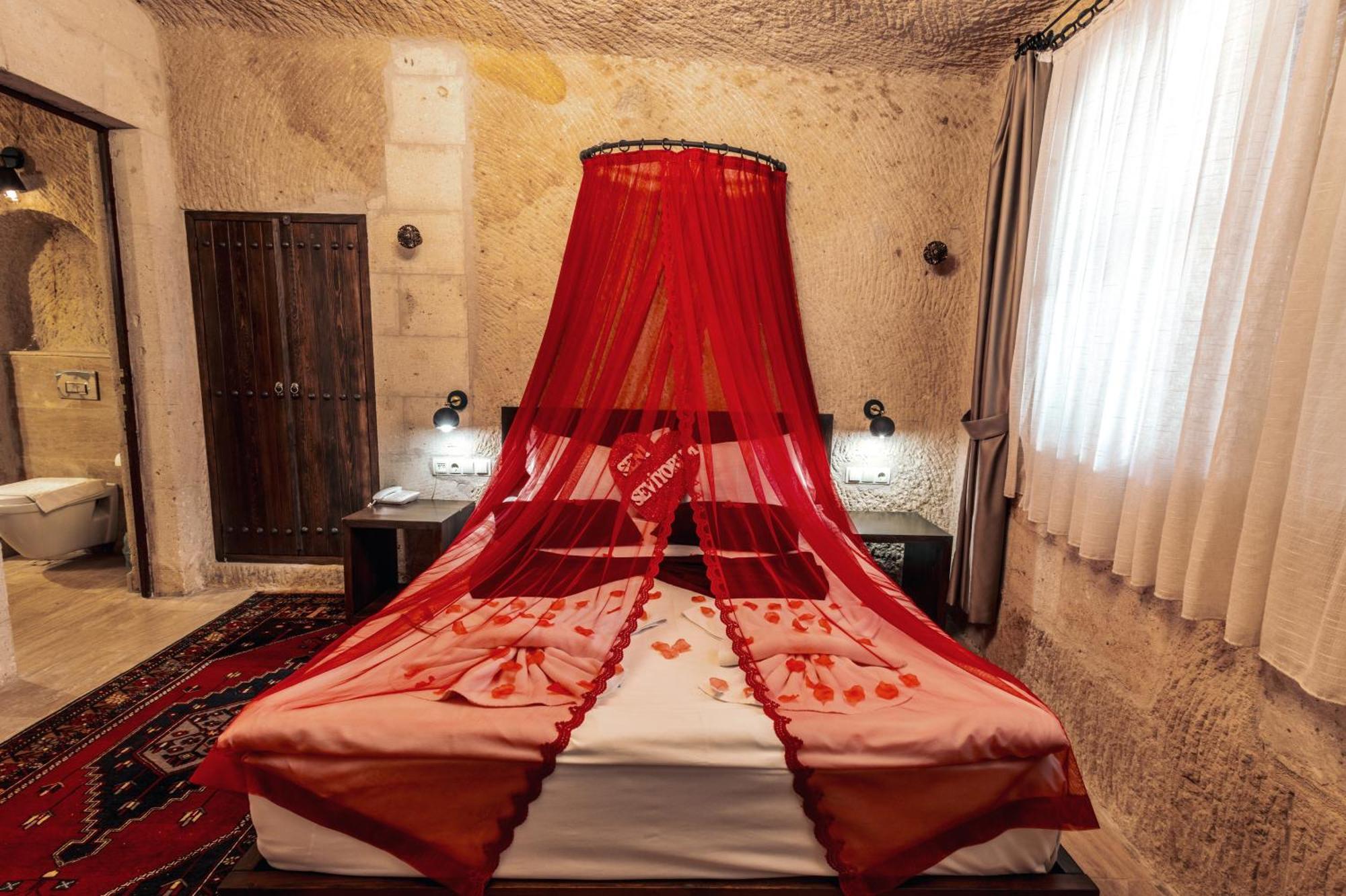 Tafana Cave & Stone Lodge Юргюп Екстериор снимка