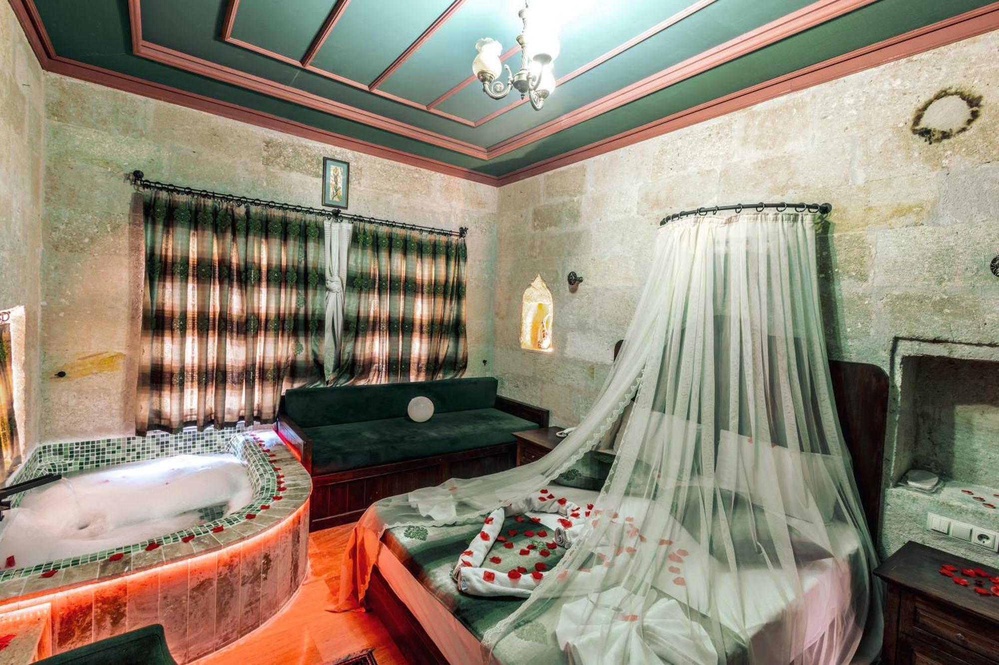 Tafana Cave & Stone Lodge Юргюп Екстериор снимка