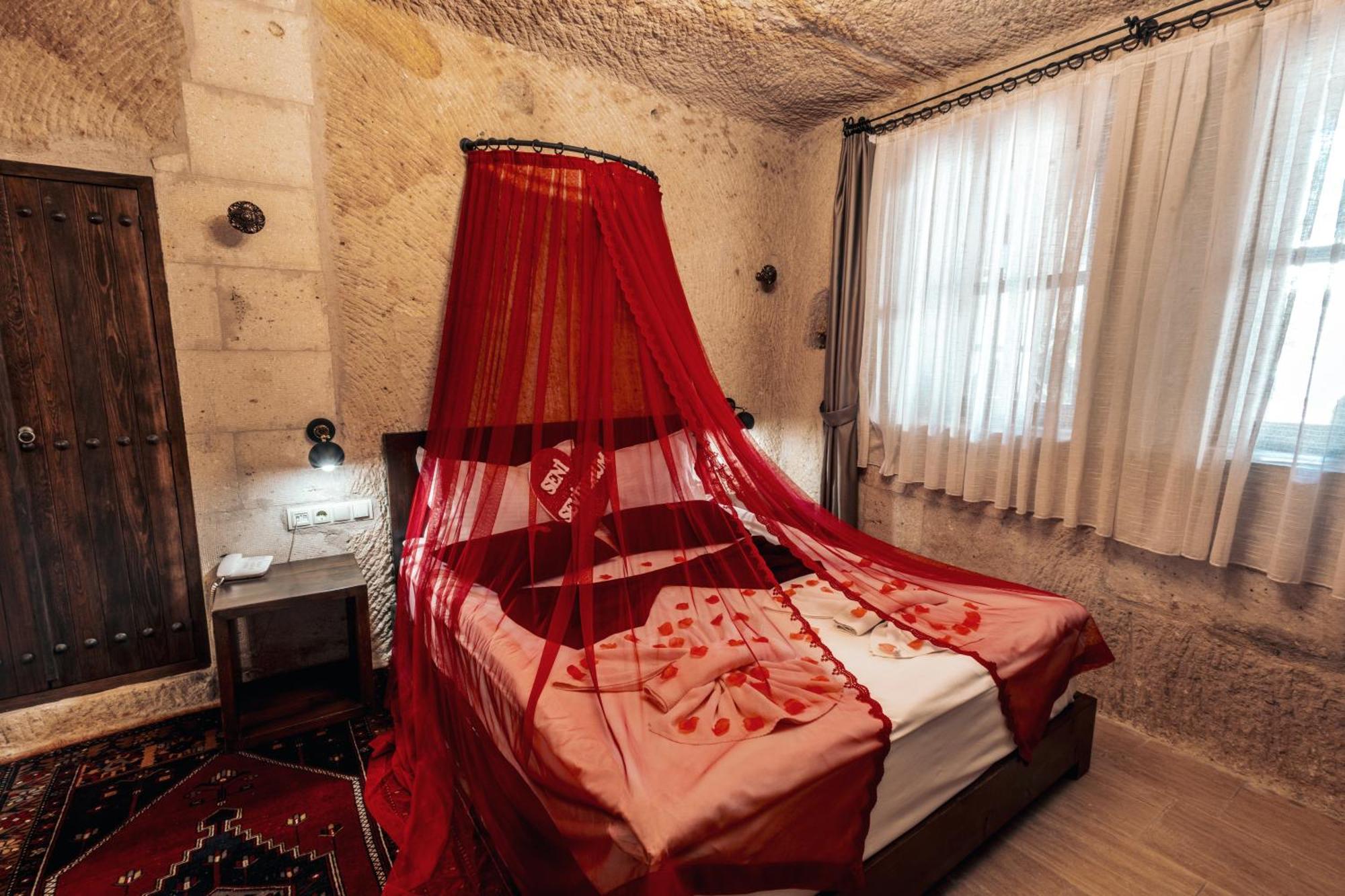 Tafana Cave & Stone Lodge Юргюп Екстериор снимка
