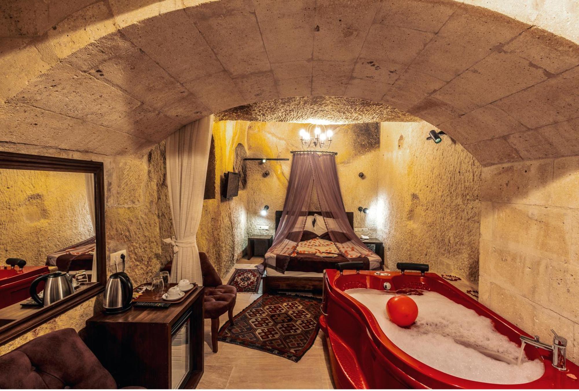 Tafana Cave & Stone Lodge Юргюп Екстериор снимка
