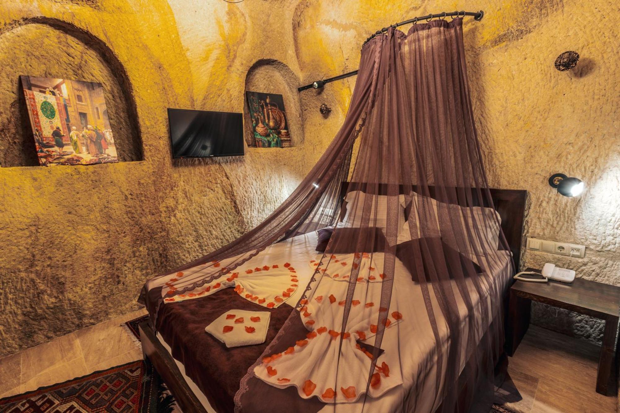 Tafana Cave & Stone Lodge Юргюп Екстериор снимка