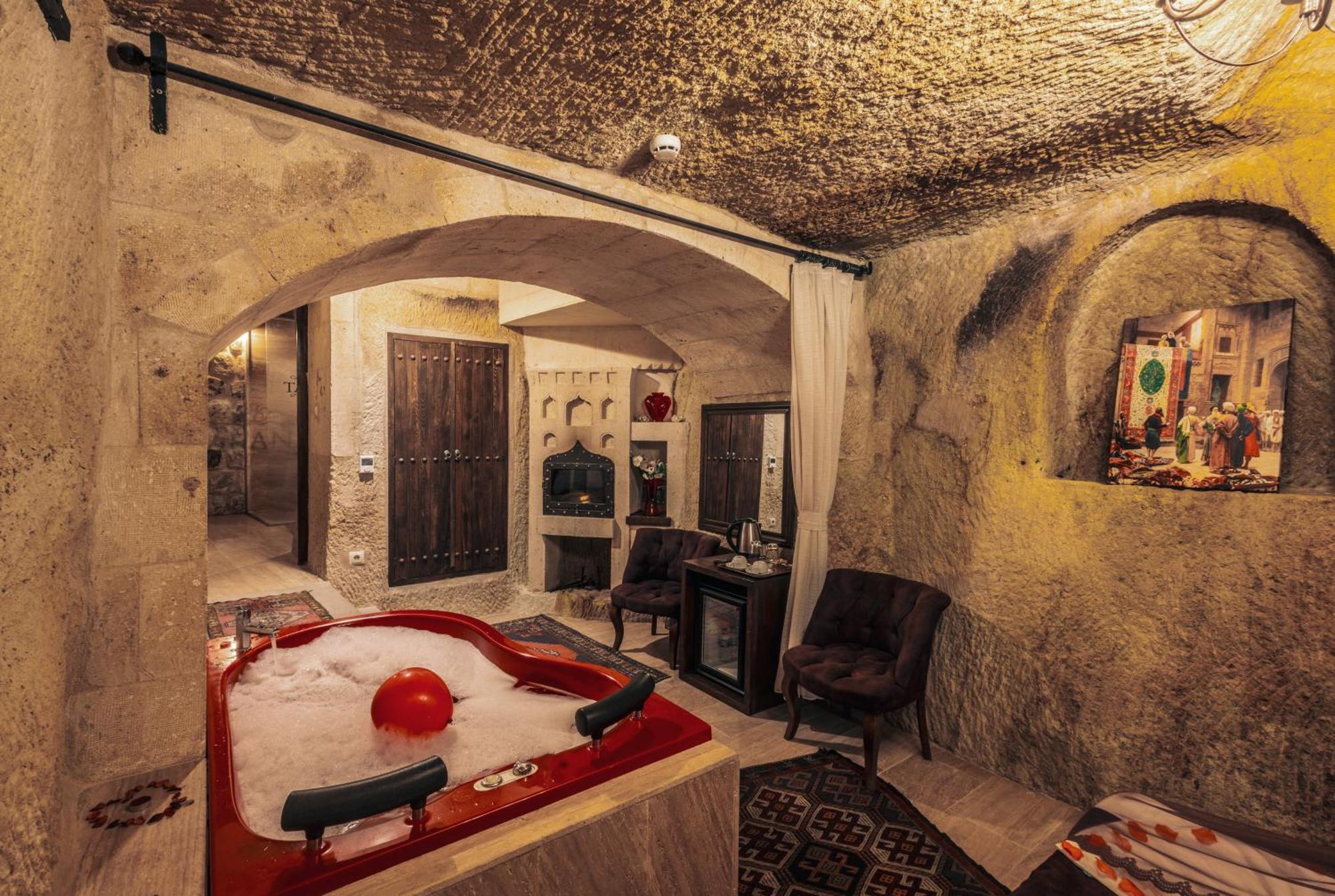 Tafana Cave & Stone Lodge Юргюп Екстериор снимка