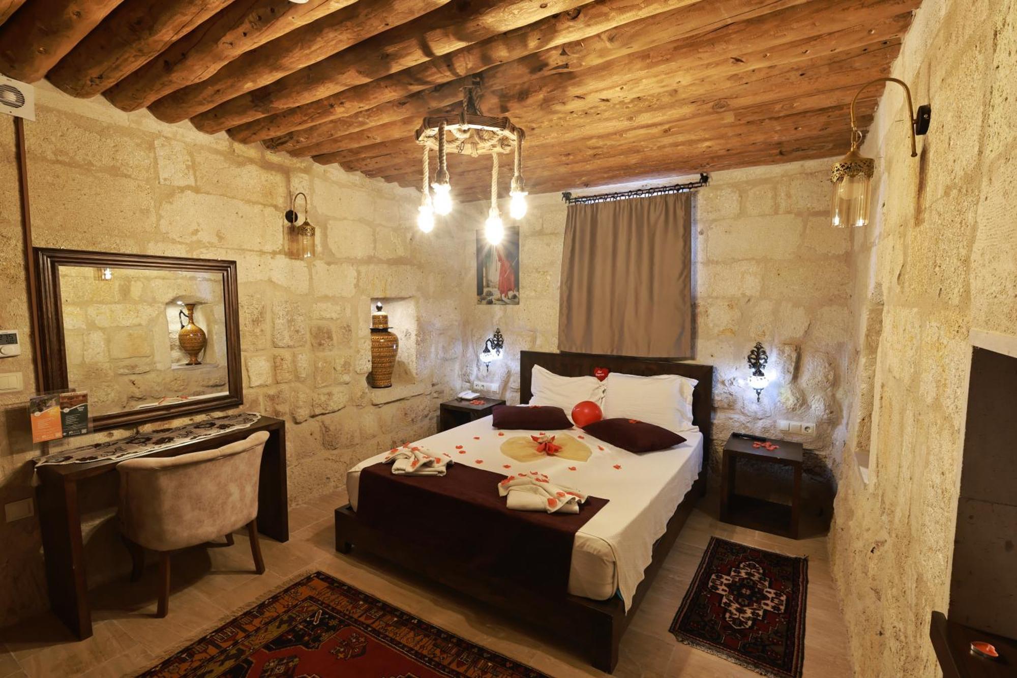 Tafana Cave & Stone Lodge Юргюп Екстериор снимка