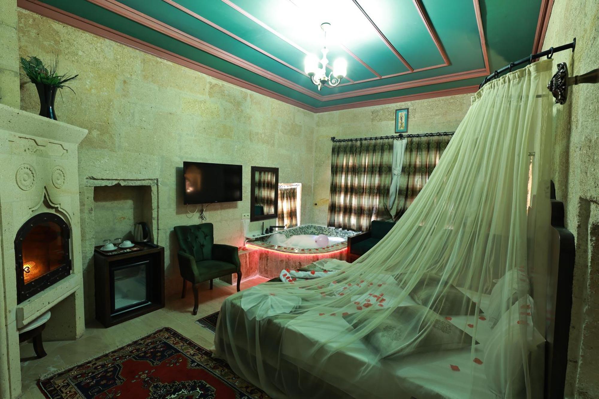 Tafana Cave & Stone Lodge Юргюп Екстериор снимка