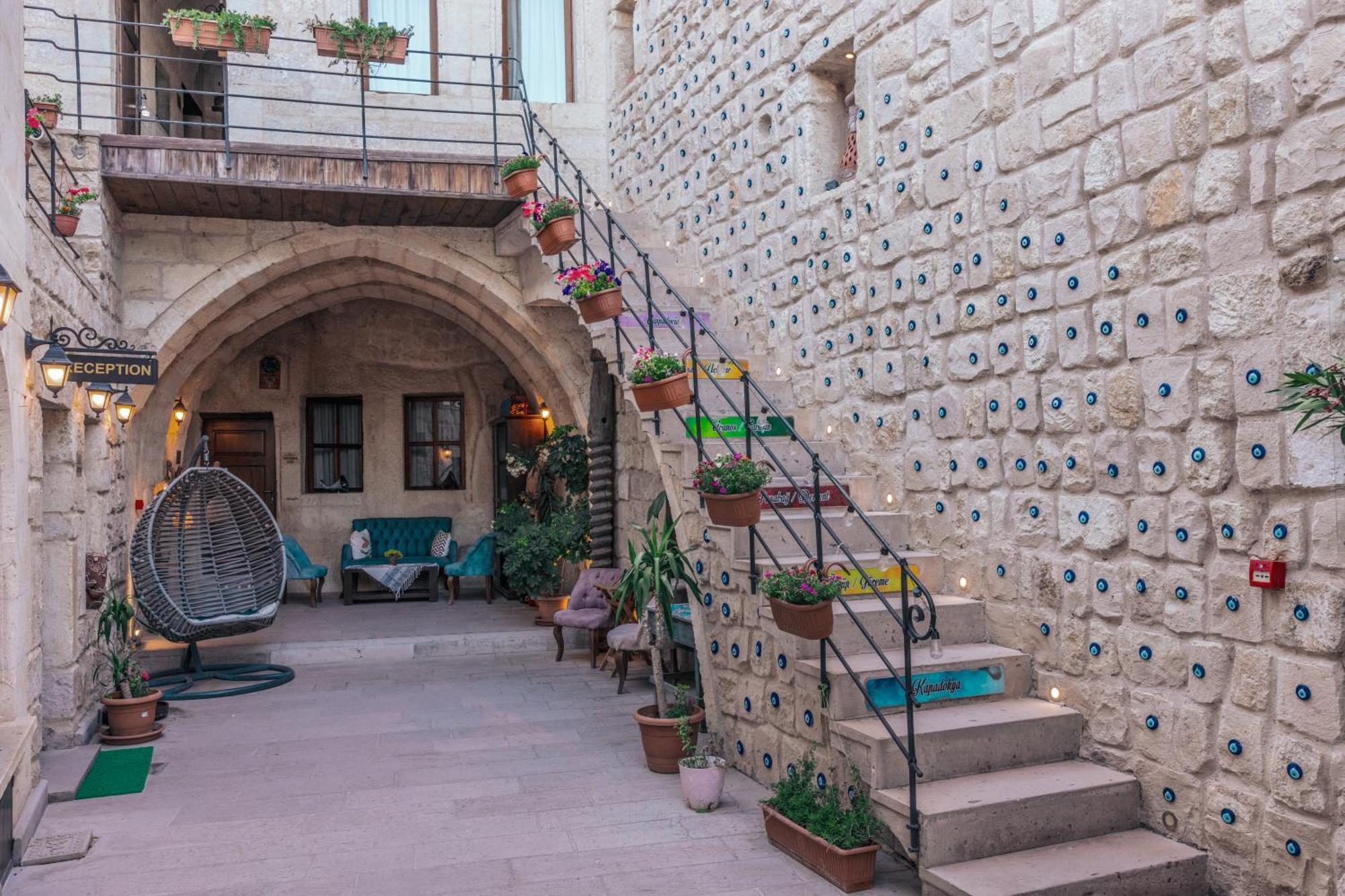 Tafana Cave & Stone Lodge Юргюп Екстериор снимка