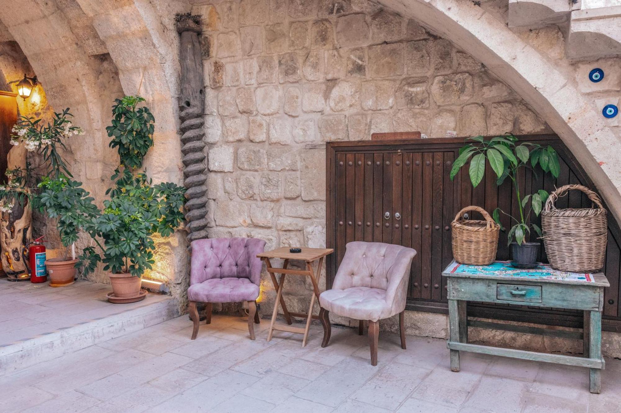 Tafana Cave & Stone Lodge Юргюп Екстериор снимка