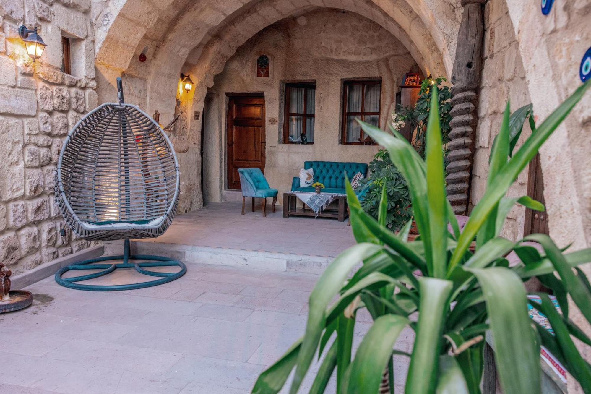 Tafana Cave & Stone Lodge Юргюп Екстериор снимка