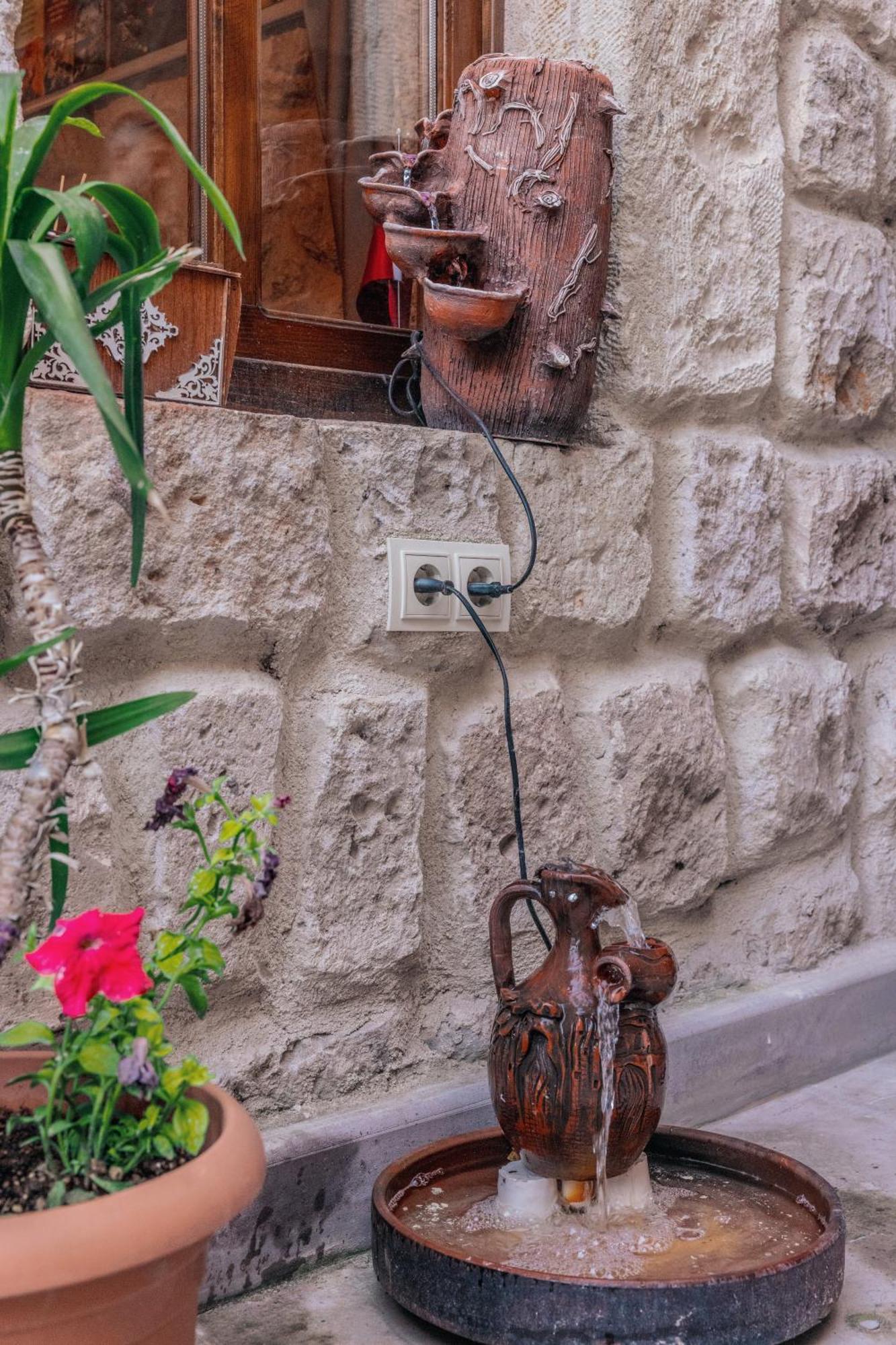 Tafana Cave & Stone Lodge Юргюп Екстериор снимка