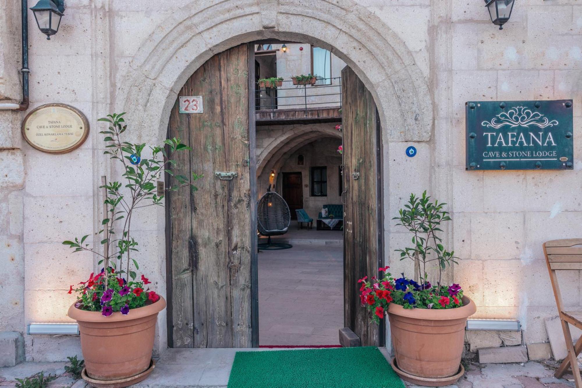 Tafana Cave & Stone Lodge Юргюп Екстериор снимка