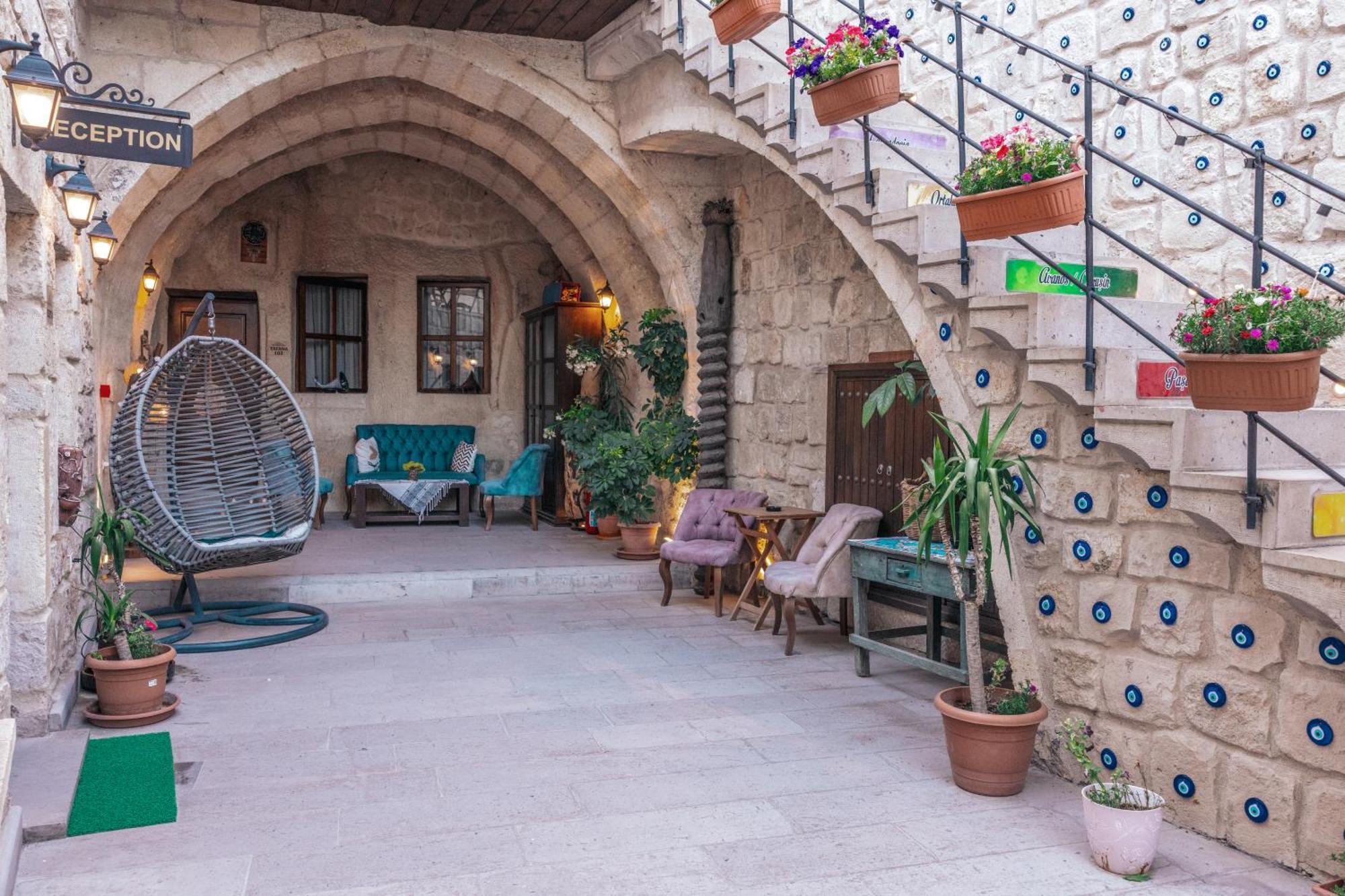 Tafana Cave & Stone Lodge Юргюп Екстериор снимка