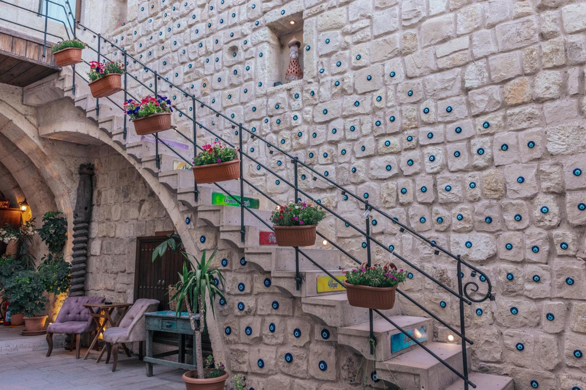 Tafana Cave & Stone Lodge Юргюп Екстериор снимка