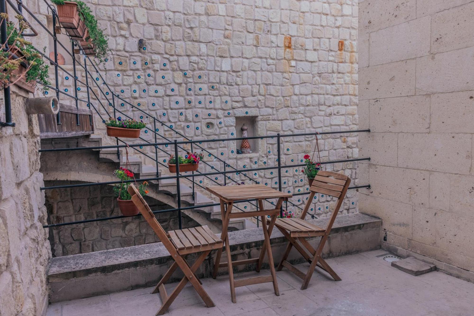 Tafana Cave & Stone Lodge Юргюп Екстериор снимка