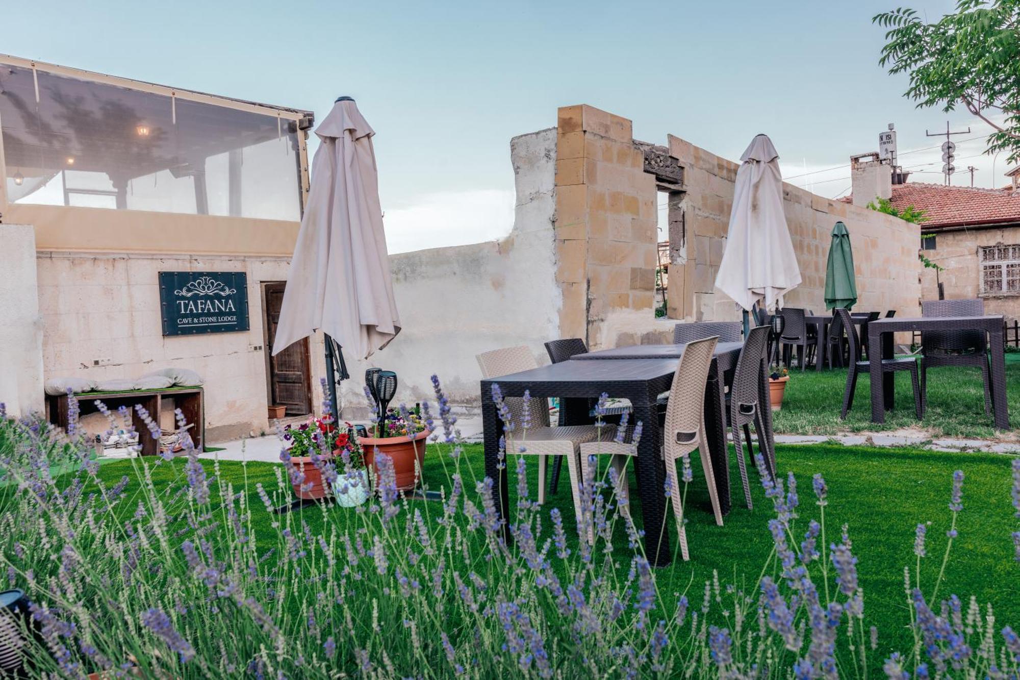 Tafana Cave & Stone Lodge Юргюп Екстериор снимка